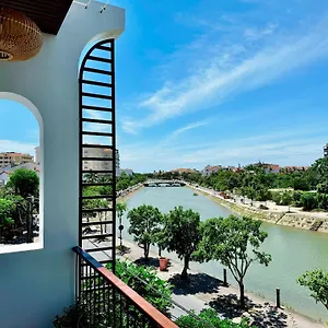 hoa-vang-riverside-villa.hotelsofhoian.com/